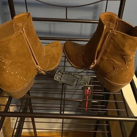 3/$20 Women’s boots - Picture 7 of 7